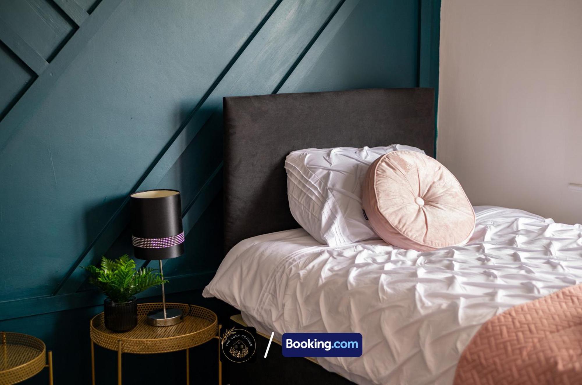 Cosy 3-Bed House, Garden & Free Parking In Stretford Apartment Manchester Bagian luar foto
