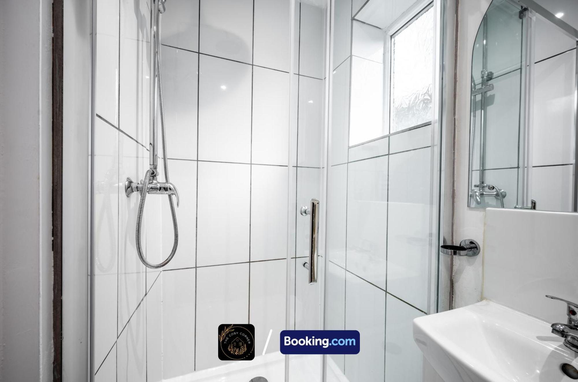 Cosy 3-Bed House, Garden & Free Parking In Stretford Apartment Manchester Bagian luar foto