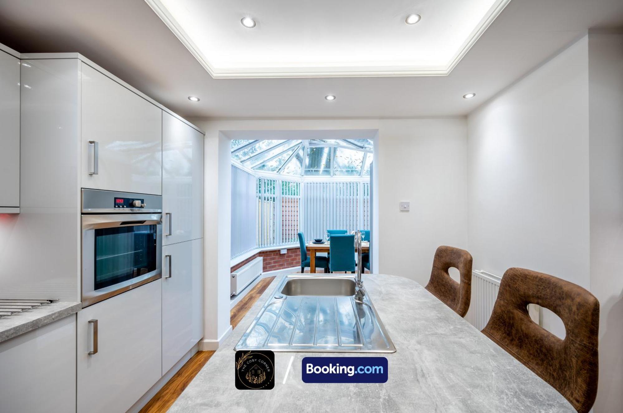 Cosy 3-Bed House, Garden & Free Parking In Stretford Apartment Manchester Bagian luar foto