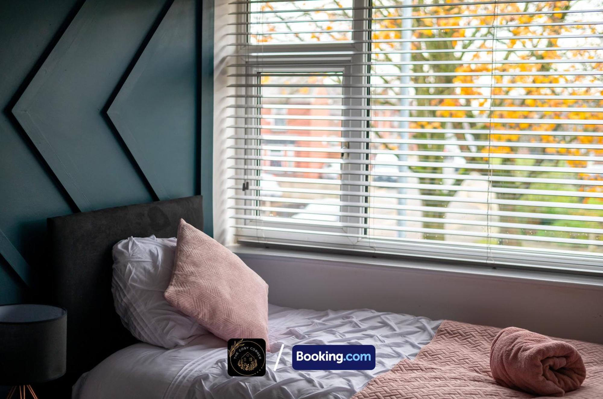 Cosy 3-Bed House, Garden & Free Parking In Stretford Apartment Manchester Bagian luar foto