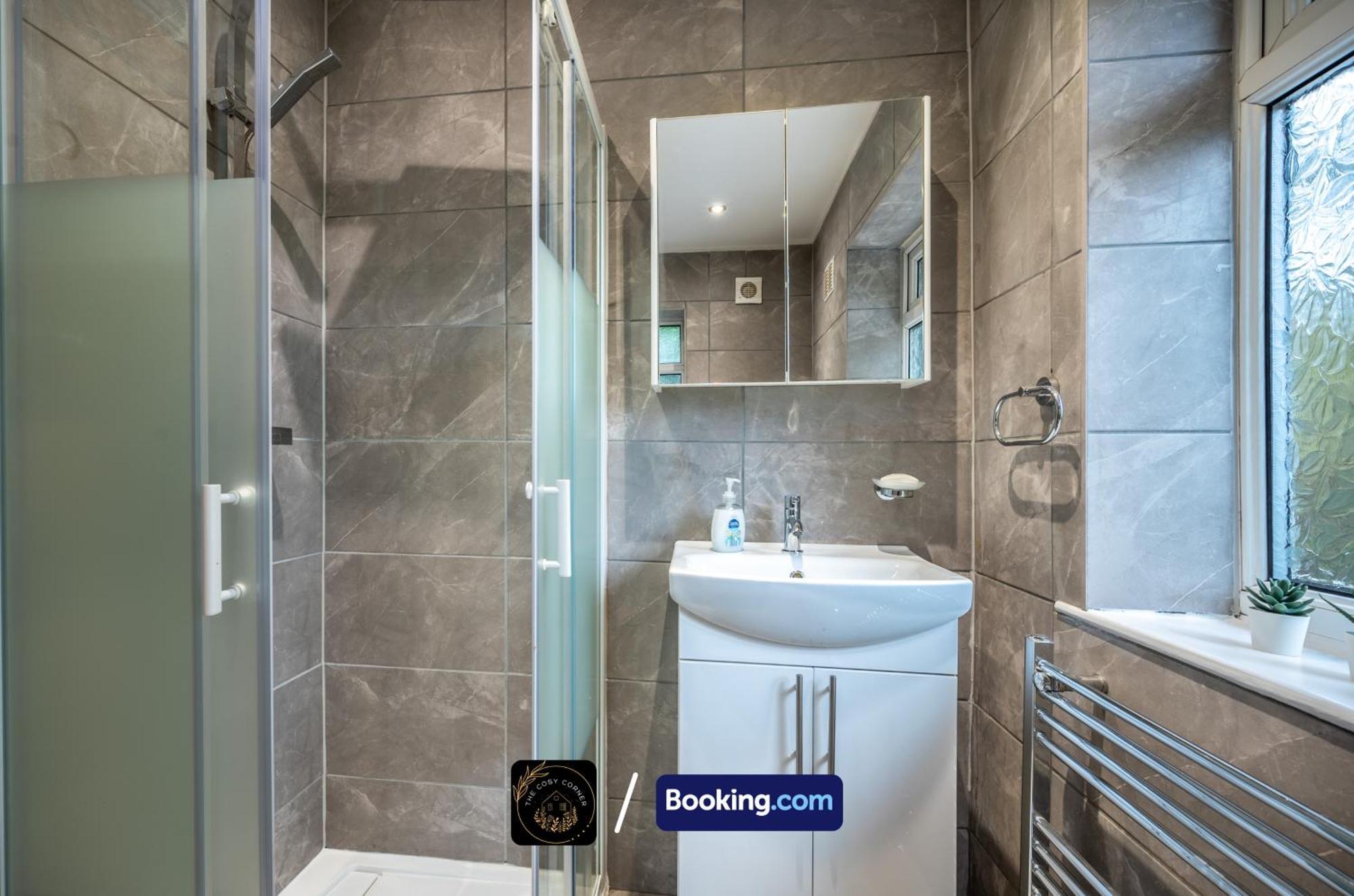 Cosy 3-Bed House, Garden & Free Parking In Stretford Apartment Manchester Bagian luar foto