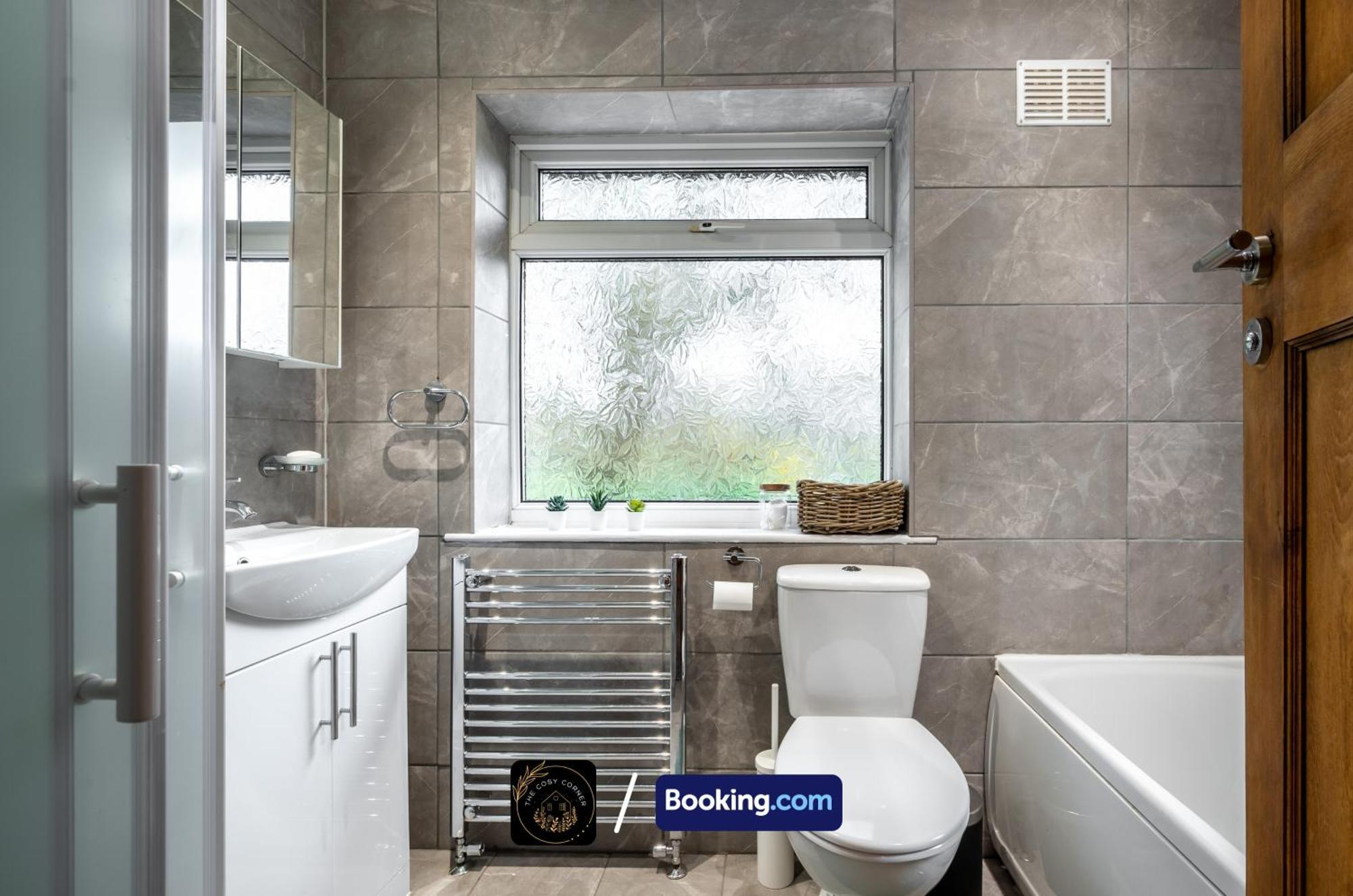 Cosy 3-Bed House, Garden & Free Parking In Stretford Apartment Manchester Bagian luar foto