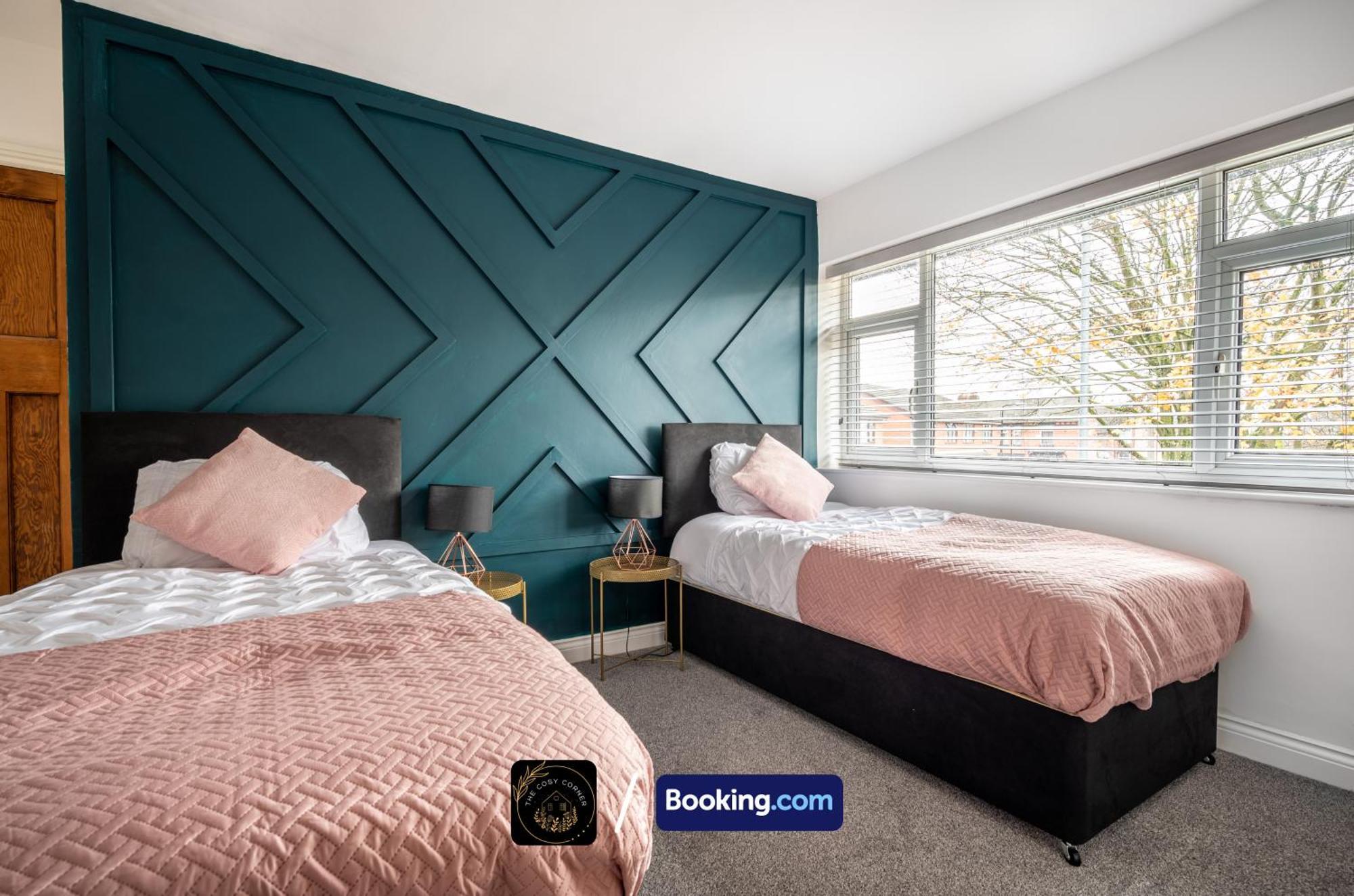 Cosy 3-Bed House, Garden & Free Parking In Stretford Apartment Manchester Bagian luar foto