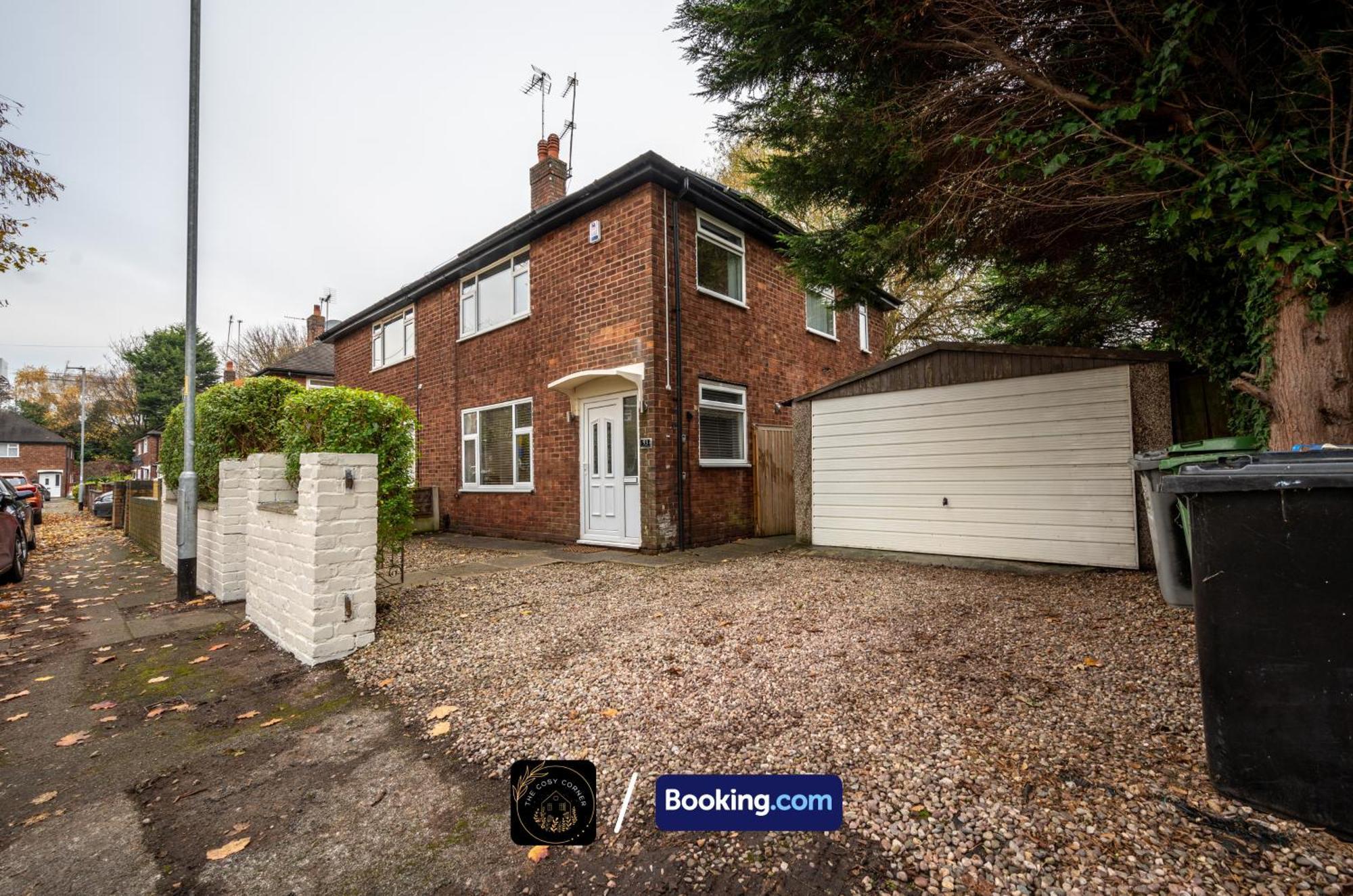 Cosy 3-Bed House, Garden & Free Parking In Stretford Apartment Manchester Bagian luar foto