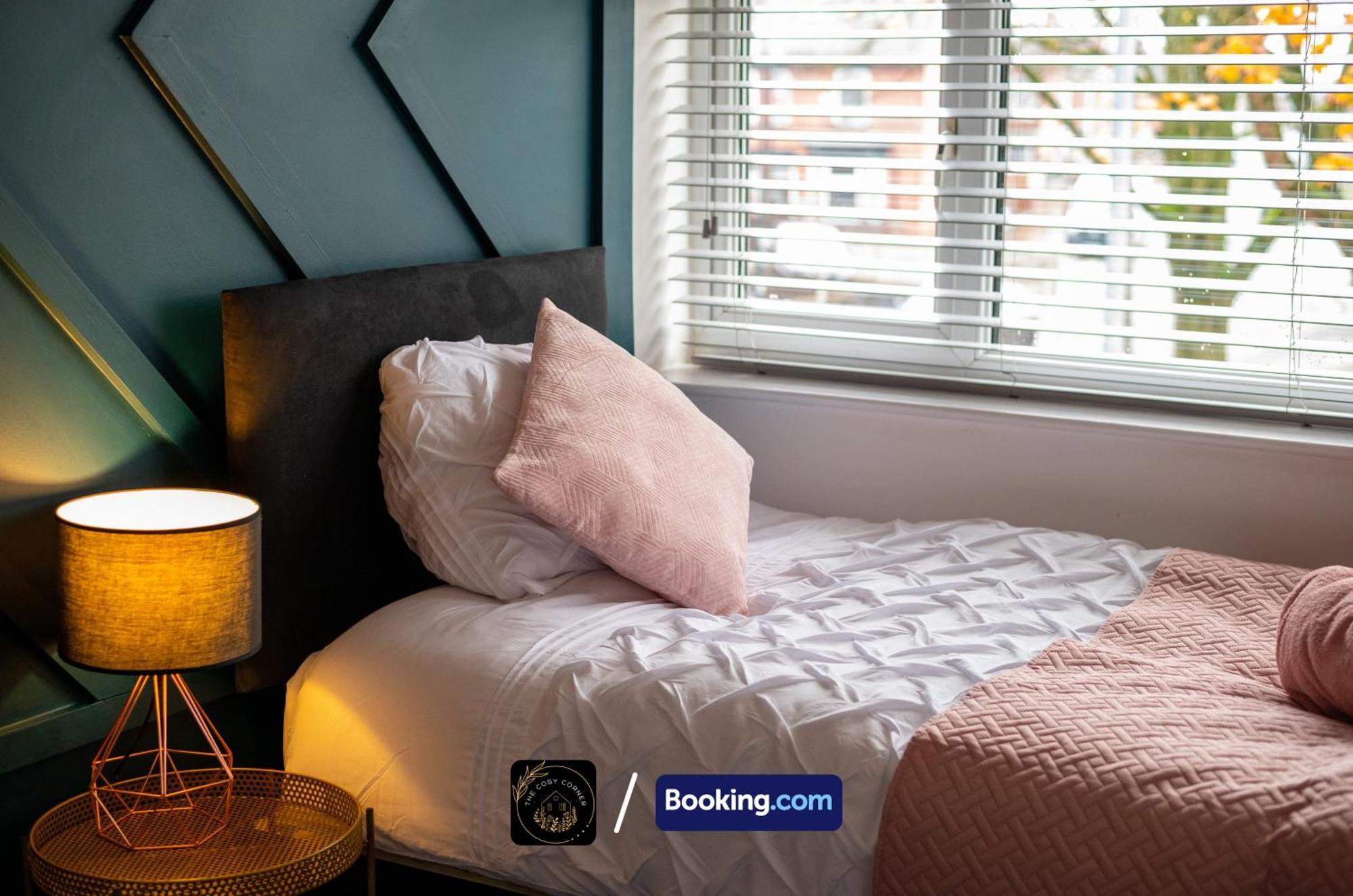 Cosy 3-Bed House, Garden & Free Parking In Stretford Apartment Manchester Bagian luar foto