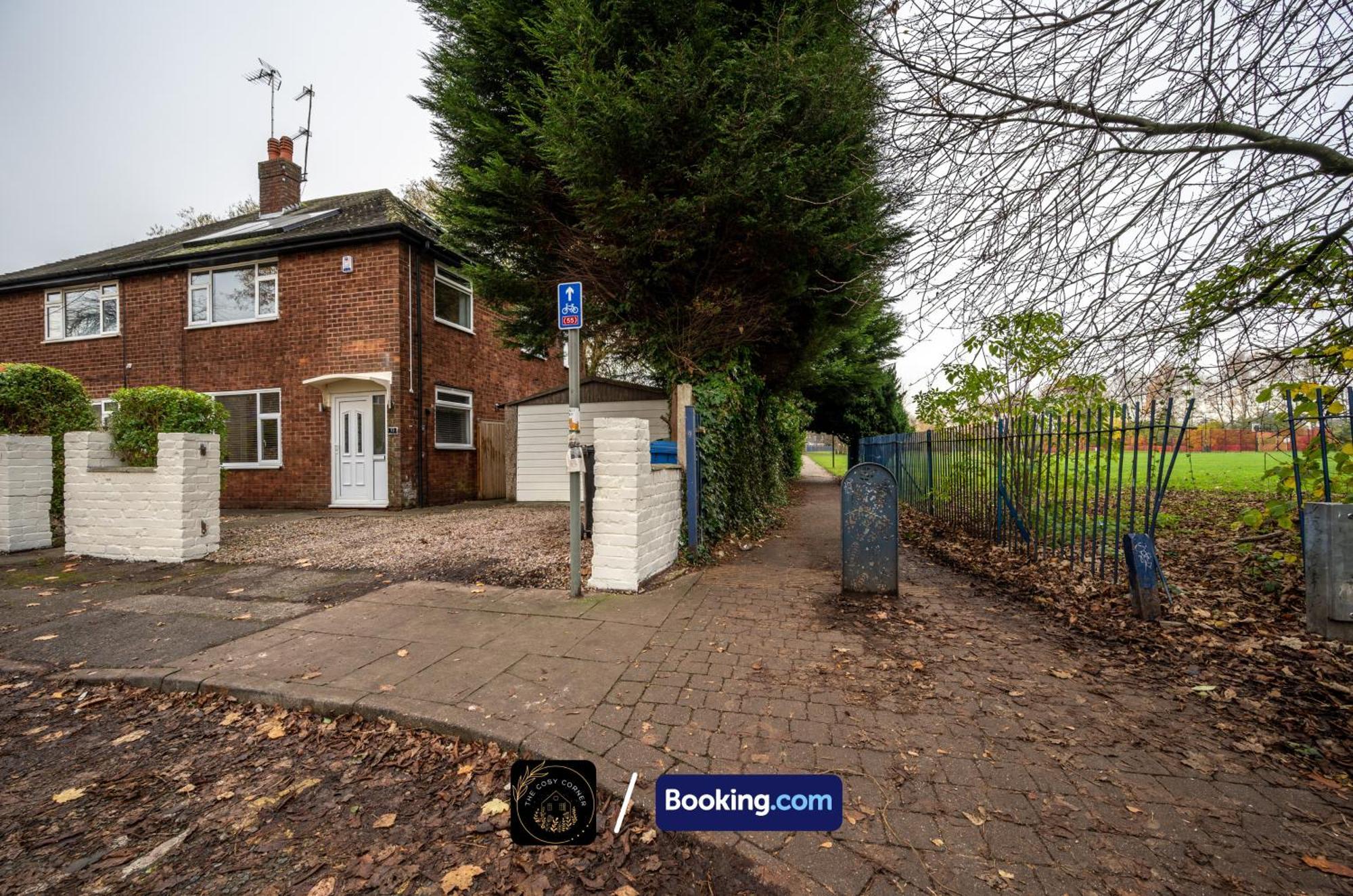Cosy 3-Bed House, Garden & Free Parking In Stretford Apartment Manchester Bagian luar foto