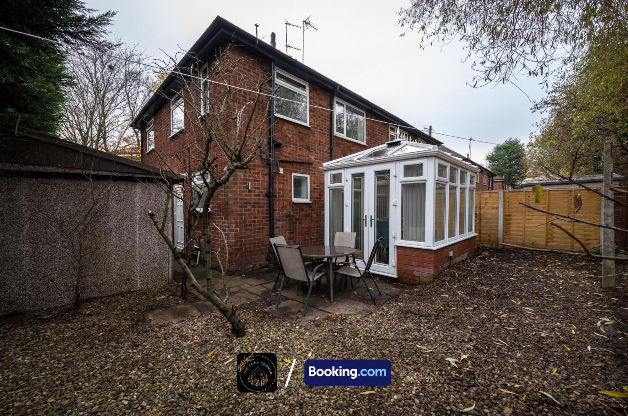 Cosy 3-Bed House, Garden & Free Parking In Stretford Apartment Manchester Bagian luar foto